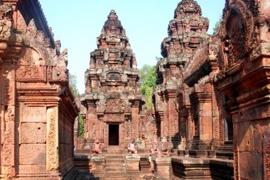 Angkor Wat dünyanın en büyük Hindu tapınak kompleksi ve en büyük dini anıtıdır. Tapınak, 12. yüzyılın başlarında Yasodharapura 'da Khmer Kralı II. Suryavarman tarafından inşa edilmiştir. 