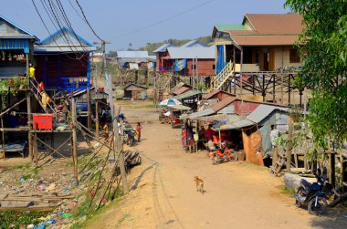 SIEM REAP CAMBODIA - 30 Mart 2013 'te Siem Reap Kamboçya' da Tone Sap nehrinin kıyısında ayaklıklar üzerinde tipik evler