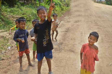 Phnom PHEN, CAMBODIA - 23 Mart 2013 'te Phnom Phen, Kamboçya' da tanımlanamayan sokak çocukları poz verdi.