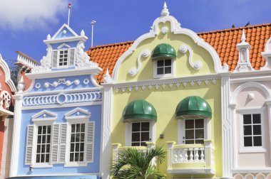 Tipik Hollandalı tasarım mimarisi. Oranjestad 'ın merkez meydanı Aruba Karayipler' in rüzgarlı adalarına doğru daha az Antiller Batı Hint Adaları 'na uzanıyor.