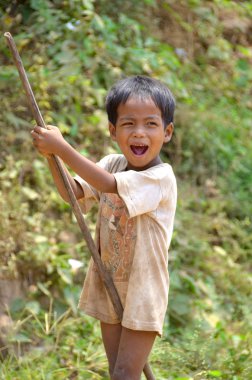 Phnom PHEN, CAMBODIA - Tanımlanamayan sokak çocuğu 23 Mart 2013 'te Phnom Phen, Kamboçya' da poz verdi.