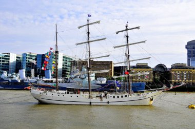 Kraliçe 'nin Elmas Yıl Kutlamaları için bayraklarla süslenmiş tekneler ve arka planda Kule Köprüsü var. 1 Haziran 2012 Londra 'da