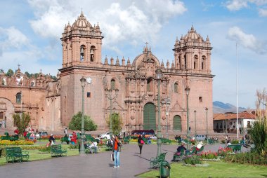 CUSCO PERU - NOV. 25: Katedral Santo Domingo ve Iglesia La Compana de Jesus Jesuit Kilisesi 25 Kasım 2008 'de Cusco Peru Binası' nda inşaatın başlamasından yaklaşık yüz yıl sonra, 1654 yılında tamamlandı..