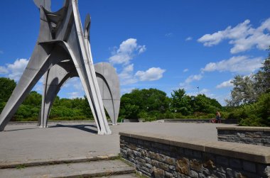 MONTREAL, CANADA - 19 Haziran - Alexander Calder 'ın L Homme heykeli 19 Haziran 2013 tarihinde Montreal' de Parc Jean-Drapeau 'da yer alan büyük ölçekli bir açık hava heykelidir. 1967 Dünya Fuarı Yapımı 