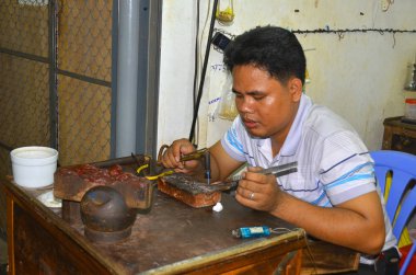 Phnom PHEN CAMBODIA - 27 Mart 2013 tarihinde Phnom Phen Kamboçya 'da merkezi market mücevher imalatçısı. Mücevher üretimi Kamboçya 'da büyük bir endüstri değil, ama Khmer süslemeleri olan insanlar onları seviyor..