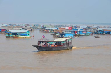 TONLE SAP CAMBODIA GÖLÜ - 31 Mart 2013 tarihinde Tonle sap Nehri boyunca yüzen ev, Kamboçya için önemli bir nehir ve göl sistemidir..