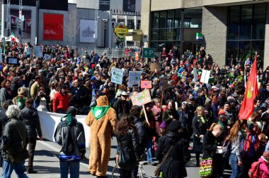 MONTREAL CANADA - 22 NİSAN: Dünya Günü geçit töreni, çevre korumasına verilen desteği göstermek için dünya çapında düzenlenen yıllık bir etkinliktir. 22 Nisan 2013 'te Montreal Kanada' da 
