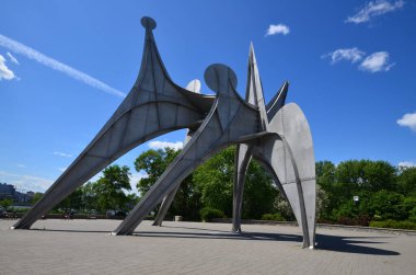 MONTREAL, CANADA - 19 Haziran - Alexander Calder 'ın L Homme heykeli 19 Haziran 2013 tarihinde Montreal' de Parc Jean-Drapeau 'da yer alan büyük ölçekli bir açık hava heykelidir. 1967 Dünya Fuarı Yapımı 