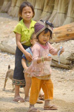 Phnom PHEN, CAMBODIA - Tanımlanamayan sokak çocukları 23 Mart 2013 'te Phnom Phen, Kamboçya' da poz verdiler. 