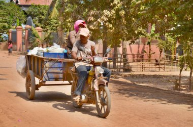 PHNOM PENH, CAMBODIA - 25 Mart 2013 'te Kamboçya' nın Phnom Penh şehrinde bir adam motosiklete biniyor.. 