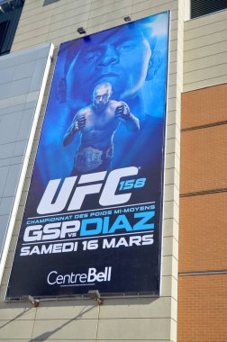 MONTREAL CANADA - 17 Mart 2013 'te Montreal Kanada' da UFC 158 'in ana etkinliği için Çan Merkezi önünde Georges St-Pierre ve Nick Diaz dev posteri