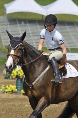 BROMONT, CANADA - 25 Temmuz 2012 'de Montreal Equestrian 1976 Montreal Olimpiyat Parkı' nda bilinmeyen bir binici.