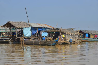 TONLE SAP CAMBODIA GÖLÜ - 31 Mart 2013 tarihinde Tonle sap Nehri boyunca yüzen ev, Kamboçya için önemli bir nehir ve göl sistemidir..