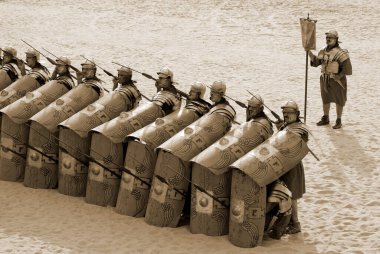 25 Kasım 2009 'da Ürdünlü erkekler, Ürdün' ün başkenti Jerash 'ta bir Roma ordusunun yeniden canlandırma gösterisi sırasında Romalı asker gibi giyindiler.
