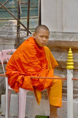 SIEM REAP CAMBODIA - 28 Mart 2013 'te Siem Reap Kamboçya' da tanımlanamayan keşişler poz verdi. Budizm 'in şu anda Kamboçya nüfusunun% 96' sının inancı olduğu tahmin ediliyor..