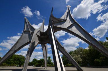 MONTREAL, CANADA - 19 Haziran - Alexander Calder 'ın L Homme heykeli 19 Haziran 2013 tarihinde Montreal' de Parc Jean-Drapeau 'da yer alan büyük ölçekli bir açık hava heykelidir. 1967 Dünya Fuarı Yapımı 
