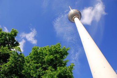BERLİN, GERMANY - 25 MAYIS: Fernsehturm (Televizyon Kulesi) Berlin, Almanya 'da Alexanderplatz' da yer alan kule 1965-1969 yılları arasında eski Alman Demokratik Cumhuriyeti tarafından inşa edilmiştir.