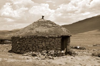 Lesotho 'da geleneksel konut tarzı rondavel olarak adlandırılır. Rondavel' in duvarları genellikle taşlardan yapılır. Çatı, ahşap tellere iple dikilmiş ahşaptan yapılmıştır.