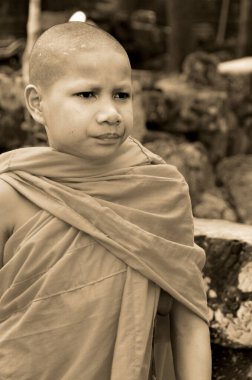 SIEM REAP CAMBODIA - 28 Mart 2013 tarihinde Siem Reap Kamboçya 'da tanımlanamayan keşiş poz verdi. Budizm 'in şu anda Kamboçya nüfusunun% 96' sının inancı olduğu tahmin ediliyor..