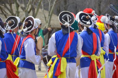 SEOUL, Kore - 7 Nisan 2013 'te Kore' de gerçekleştirilen halk dansları sırasında Sangmo dansçıları. Sangmo dansı Kore halkının en sevdiği danslardan biridir..