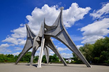 MONTREAL, CANADA - 19 Haziran - Alexander Calder 'ın L Homme heykeli 19 Haziran 2013 tarihinde Montreal' de Parc Jean-Drapeau 'da yer alan büyük ölçekli bir açık hava heykelidir. 1967 Dünya Fuarı Yapımı 
