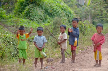 Phnom PHEN, CAMBODIA - 23 Mart 2013 'te Phnom Phen, Kamboçya' da tanımlanamayan sokak çocukları poz verdi.