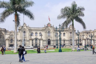 LIMA PERU - NOV. 24: Plaza de Armas 'daki hükümet sarayı, 11 Eylül 2009 tarihinde Lima, Peru' da kuruldu. Lima Tarihi Merkezi 'nde yer almaktadır..