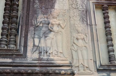 Angkor Wat Kamboçya 'da 26 Mart 2013 tarihinde Angkor Wat Tapınağı' nda Apsara dansçı heykeli. Robam Tep Apsara, Apsara Tanrılarının Dansıdır..