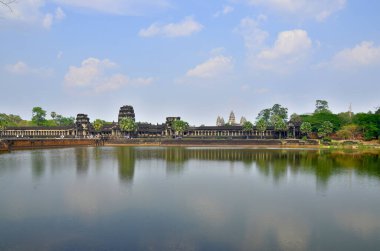 Angkor Wat dünyanın en büyük Hindu tapınak kompleksi ve en büyük dini anıtıdır. Tapınak, 12. yüzyılın başlarında Yasodharapura 'da Khmer Kralı II. Suryavarman tarafından inşa edilmiştir. 