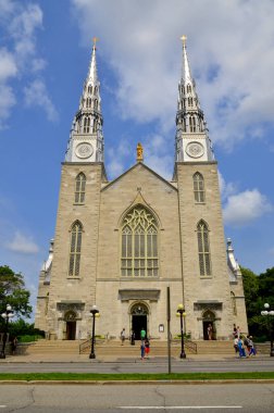 OTTAWA, CANADA - 30 Haziran: Notre-Dame Katedral Bazilikası, Kanada 'nın Ottawa kentinde 30 Haziran 2013 tarihinde Kanada' nın Ottawa eyaletinde bulunan bir kilisesel bazilika.
