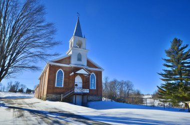 Melbourne St. Andrew Cemaati Kilisesi 1842 'de dini mirasın önemli bir unsuruydu. Kilise, 1954 'ten 1975' e kadar yayınlanan Kanada 2 dolarlık banknotta yer aldı. Quebec Kanada.