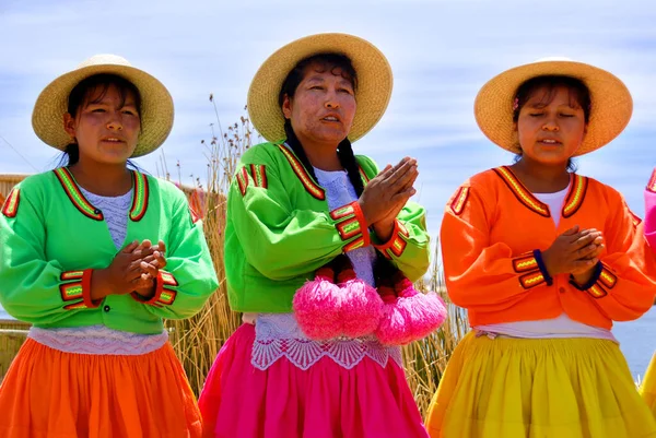Puno Peru Nov28 Neidentifikované Ženy Tradičních Šatech Vítají Turisty Ostrově — Stock fotografie