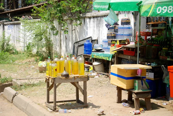 SIEM REAP, CAMBODIA - 29 Mart: Bu mağaza sakız, sigara ve şişe içinde benzin satıyor. Pepsi şişeleri daha büyük bedenler için tercih ediliyor gibi görünüyor. 29 Mart 'ta Siem Reap, Kamboçya.