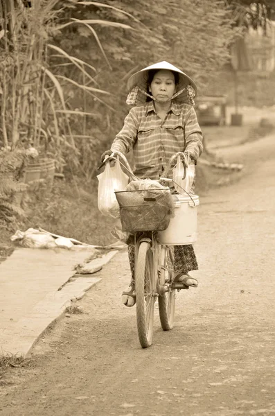 Siem Reap Camboya Marzo Una Mujer Jemer Identificada Monta Bicicleta — Foto de Stock