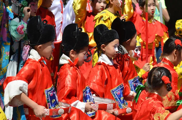 Grupp Människor Kinesiska Festivalen Barn Röda Nationella Kostymer Kinesiska Kulturveckan — Stockfoto