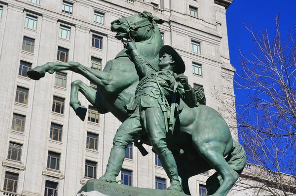 Montreal CANADA - 18 Mart 2014 tarihinde Montreal Quebec Kanada şehir merkezindeki Dorchester Meydanı 'nda yer alan Boer Savaşı Anıtı kapsamında George W. Hill tarafından heykel dikildi.
