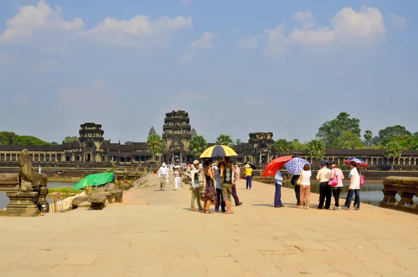 Angkor Wat Cambodia Marzo Turistas Desde Entrada Del Templo Angkor — Foto de Stock