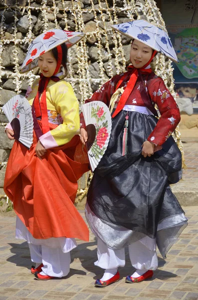 ソウル エイプリル社7 2013年4月7日にソウルで開催された韓国の伝統的な反応ショーの俳優たち — ストック写真