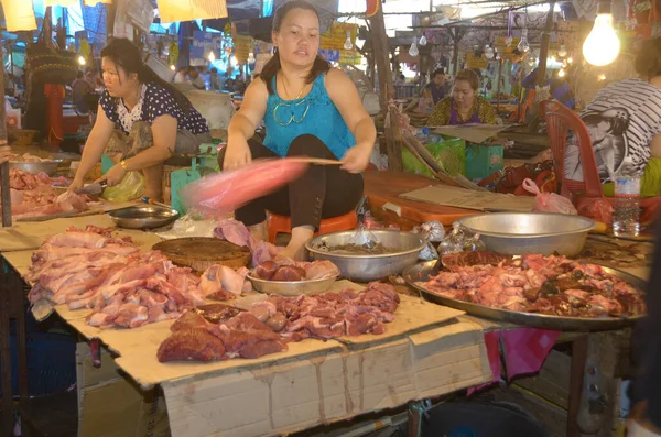 Luang Prabang Laos Abril Mulher Vende Carne Crua Mercado Central — Fotografia de Stock