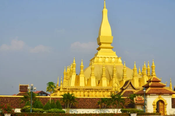 Vientiane Laos Luang Great Stupa Gold Covered Large Buddhist Stupa — стоковое фото