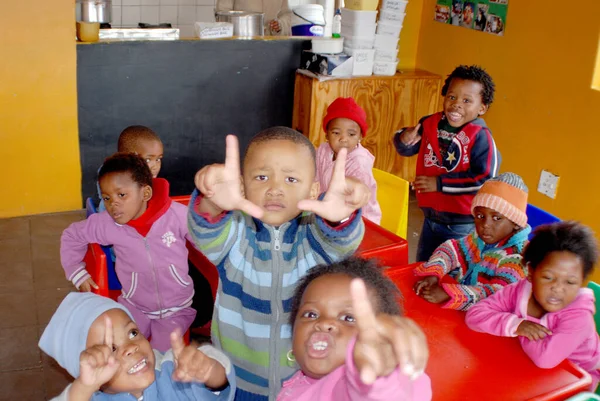 Khayelitsha Cape Town May 2007年5月22日 一群身份不明的幼儿在南非开普敦Khayelitsha镇的儿童花园玩耍 — 图库照片