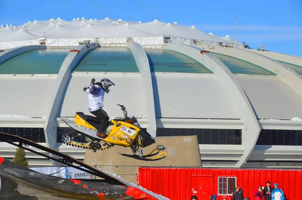 加拿大蒙特利尔 2月17日 2013年12月17日在加拿大蒙特利尔奥林匹克体育场门前的Barbegazi冬季极限运动节上参加雪地车跳跃的身份不明者 — 图库照片