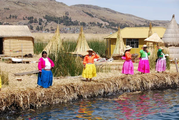 Puno Perú Nov Mujeres Identificadas Con Vestidos Tradicionales Reciben Turistas — Foto de Stock