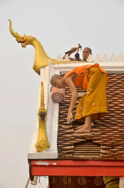 Luang Prabang Laos März Mönche Arbeiten Dach Und Streichen Ihre — Stockfoto