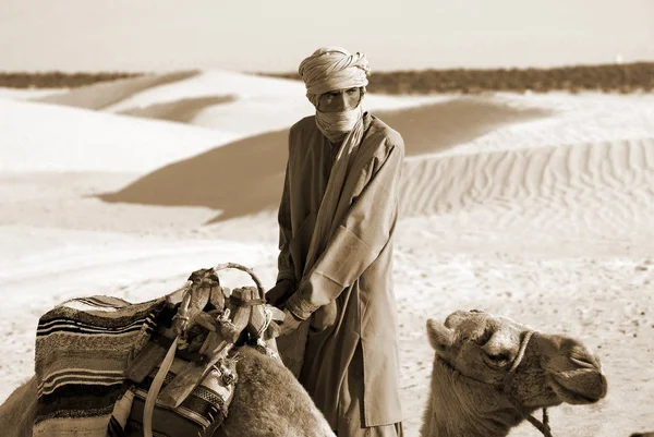 Douz Tunisia Zzú Neznámý Beduín Sobě Tradiční Oblečení Saharské Poušti — Stock fotografie