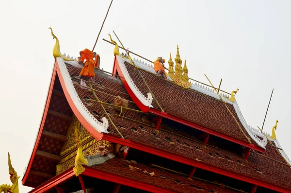 Luang Prabang Laos März Mönche Arbeiten Daran Das Dach Erneuern — Stockfoto