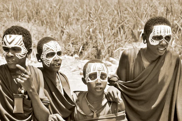 Серенгети Танзания Октября Неопознанные Юноши Масаи Моран Носят Черное Маркировку — стоковое фото