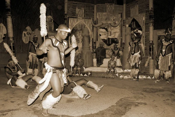 Манцини Свазиленд Ноября Неизвестные Молодые Люди Носят Традиционную Одежду Танец — стоковое фото