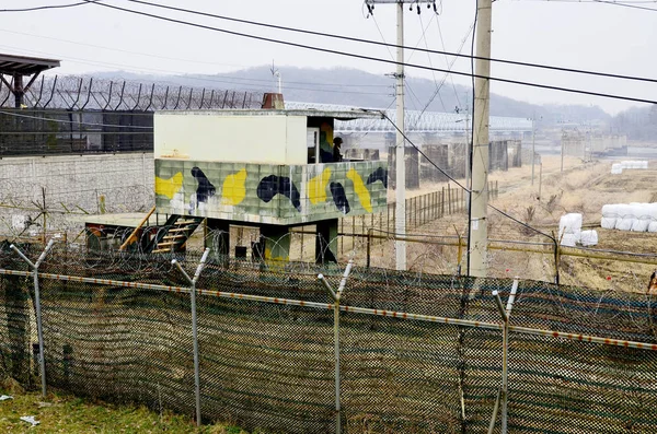 PAJU, Güney Kore - 5 Nisan 2013 tarihinde Güney Kore 'den dönen savaş esirleri / askerler tarafından kullanılan eski bir demiryolu köprüsü olan Özgürlük Köprüsü aslında Imjin Nehri' ni geçiyor.