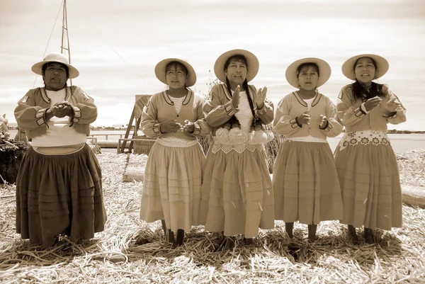 Puno Peru Lis Niezidentyfikowane Kobiety Tradycyjnych Sukienkach Witają Turystów Uros — Zdjęcie stockowe